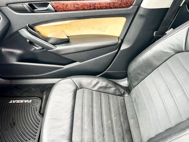Used 2013 Volkswagen Passat 3.6 SEL Premium image 16