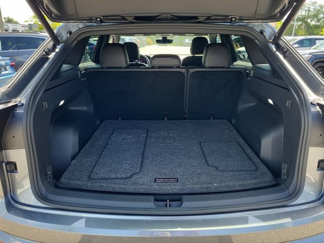 Certified 2024 Volkswagen Atlas Cross Sport SEL R-Line AWD/4WD image 8
