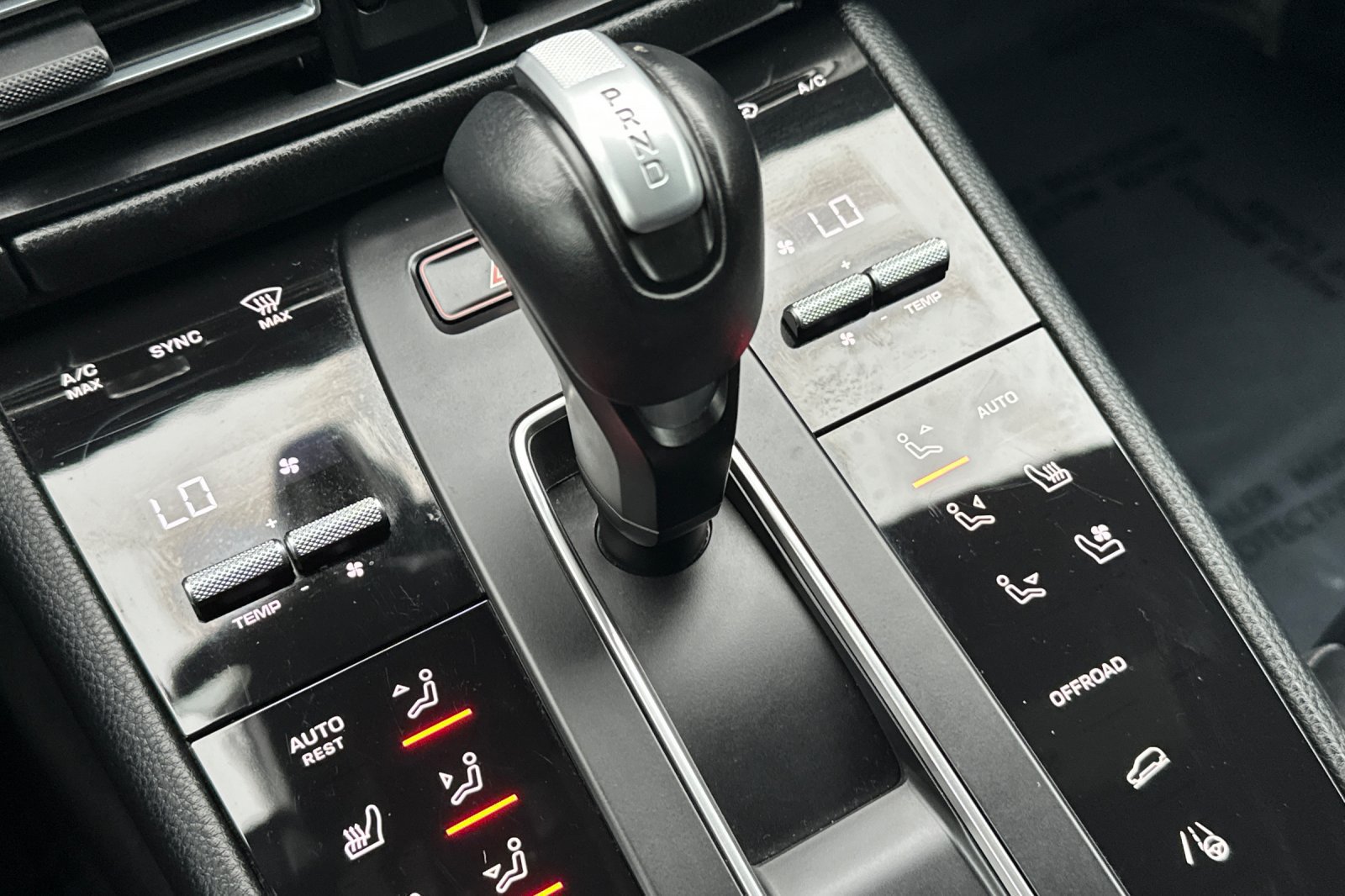 Used 2024 Porsche Macan AWD/4WD image 21