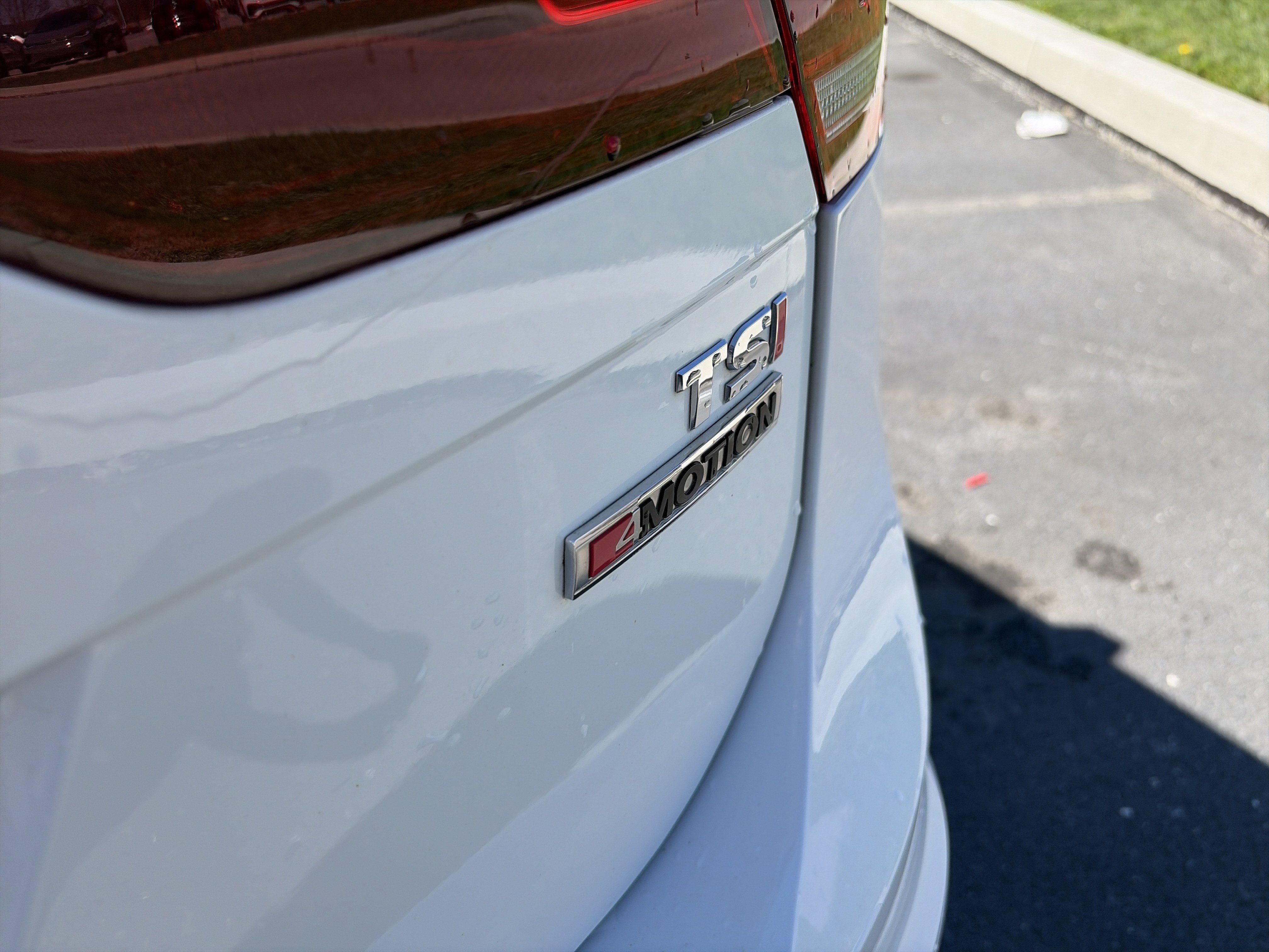 Used 2018 Volkswagen Tiguan SEL w/ 3rd Row Seat Package image 8