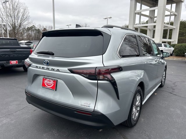 Used 2024 Toyota Sienna XLE image 5