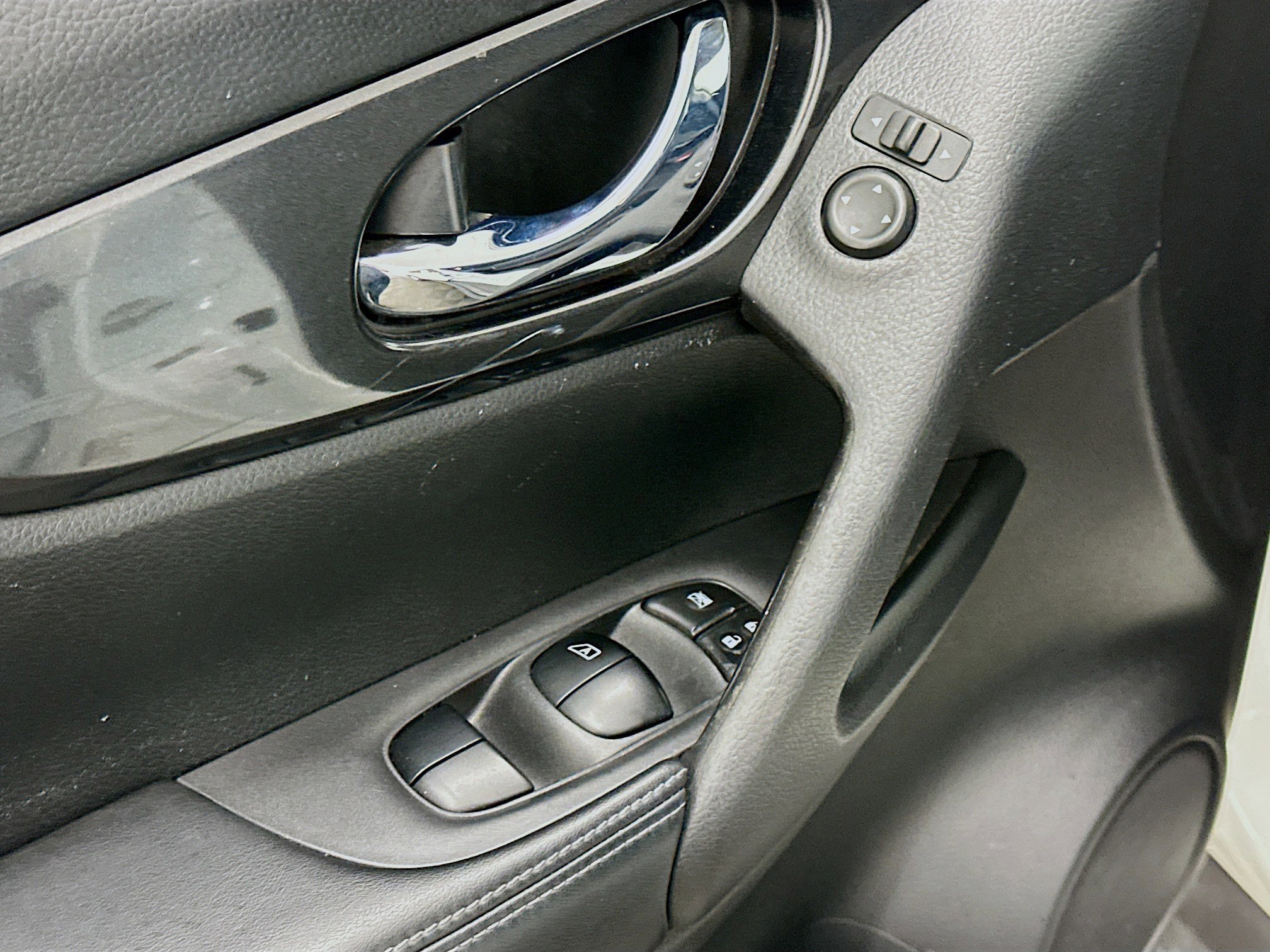 Used 2017 Nissan Rogue SV w/ SV Premium Package image 15