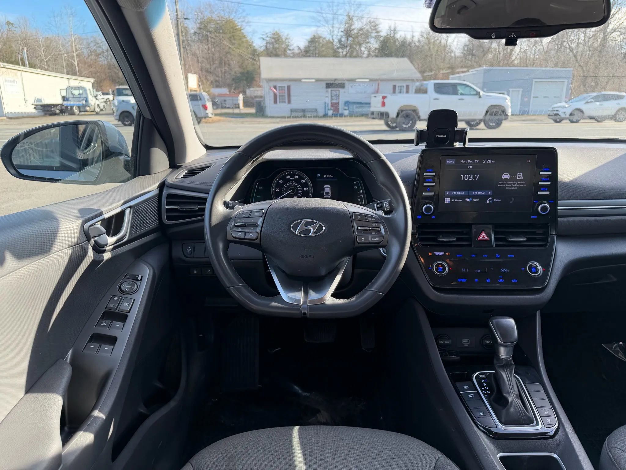 Used 2021 Hyundai Ioniq SE image 28