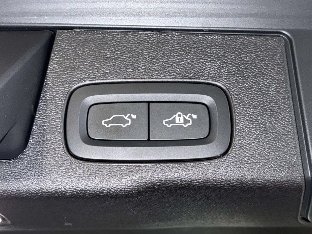 Used 2025 Volvo XC60 T8 Ultra w/ Protection Package Premier AWD/4WD image 18