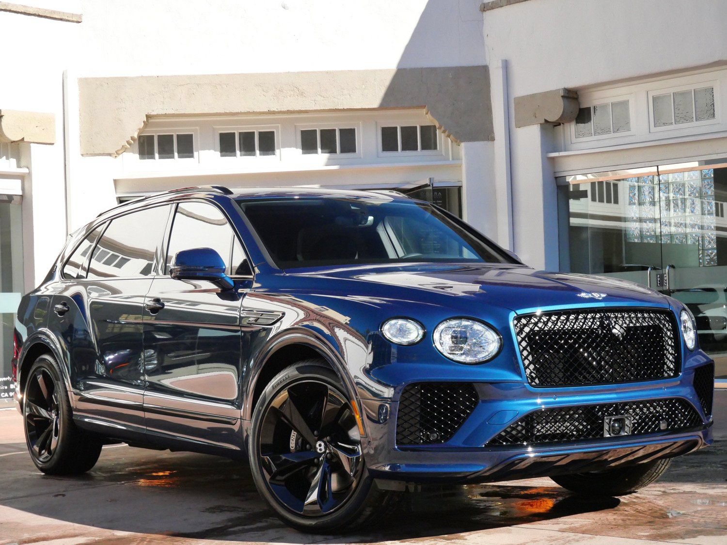 Used 2025 Bentley Bentayga Extended Wheelbase AWD/4WD image 1