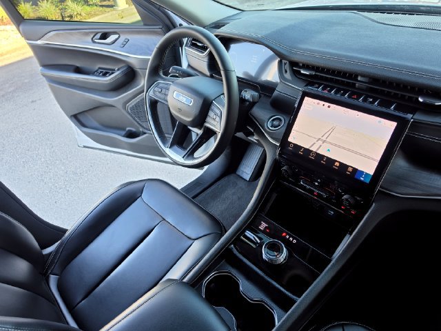 Used 2024 Jeep Grand Cherokee Limited w/ Black Appearance Package AWD/4WD image 23