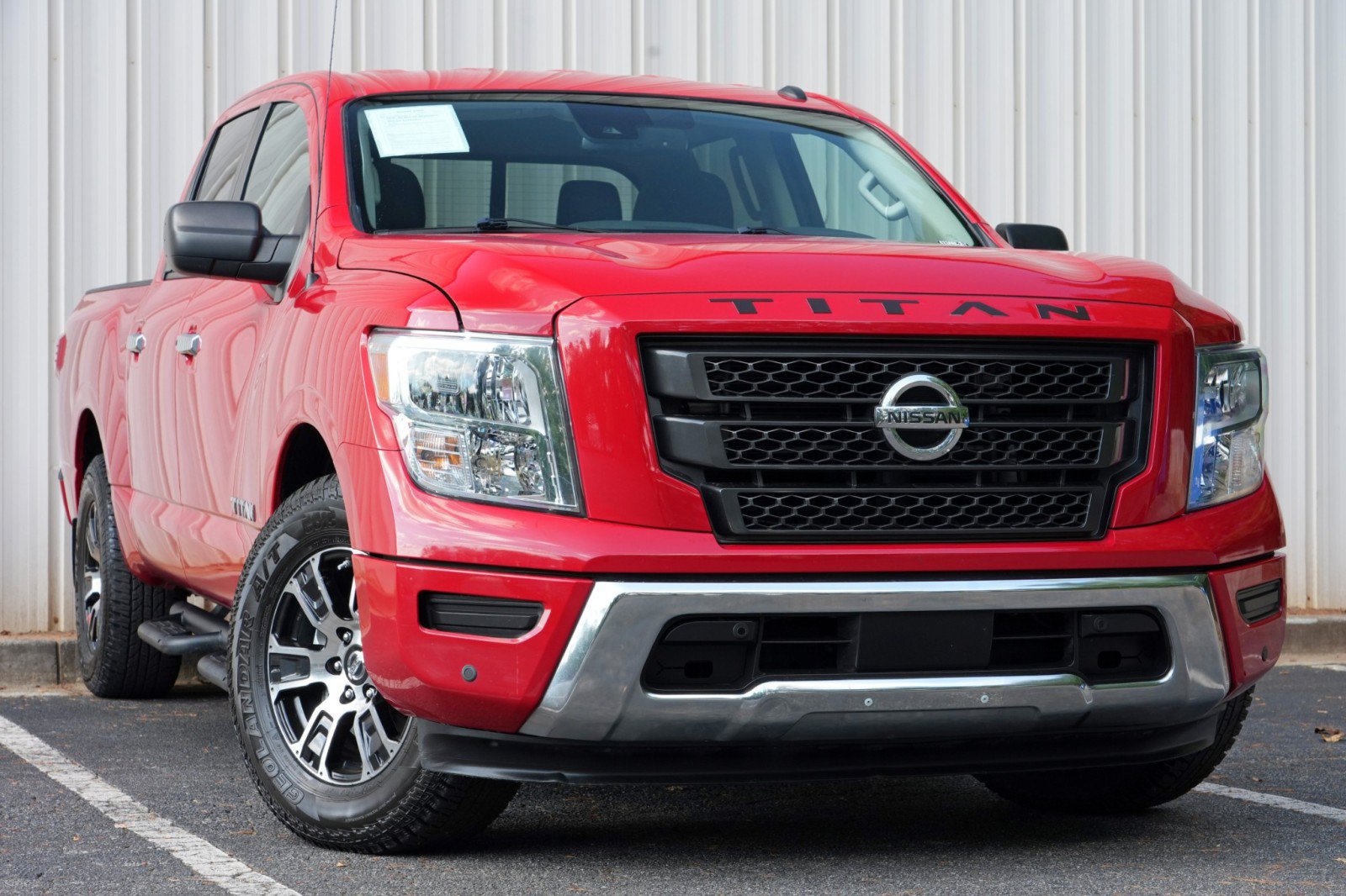 Used 2021 Nissan Titan SV w/ SV Convenience Package RWD image 2
