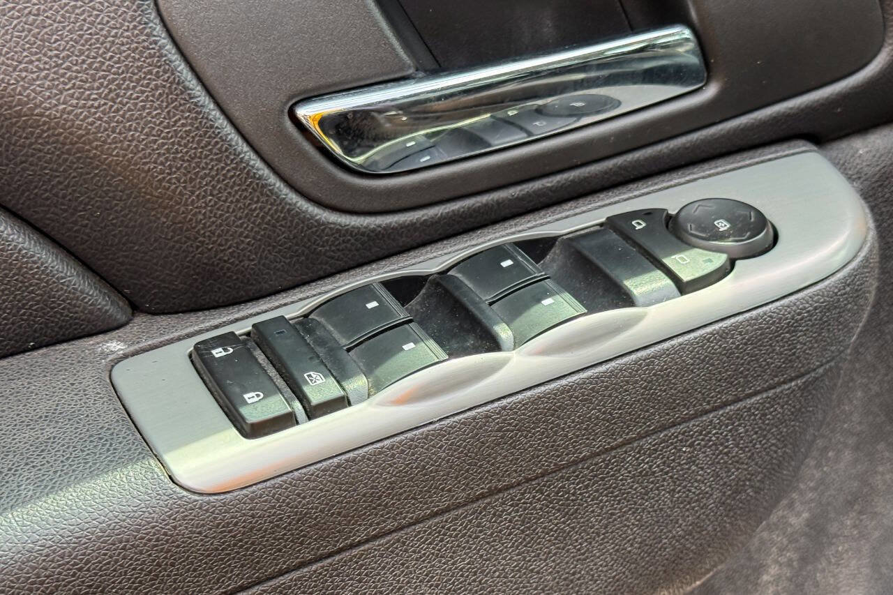 Used 2011 Chevrolet Suburban 2500 image 26
