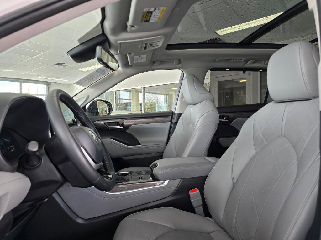 Used 2024 Toyota Highlander Platinum image 23