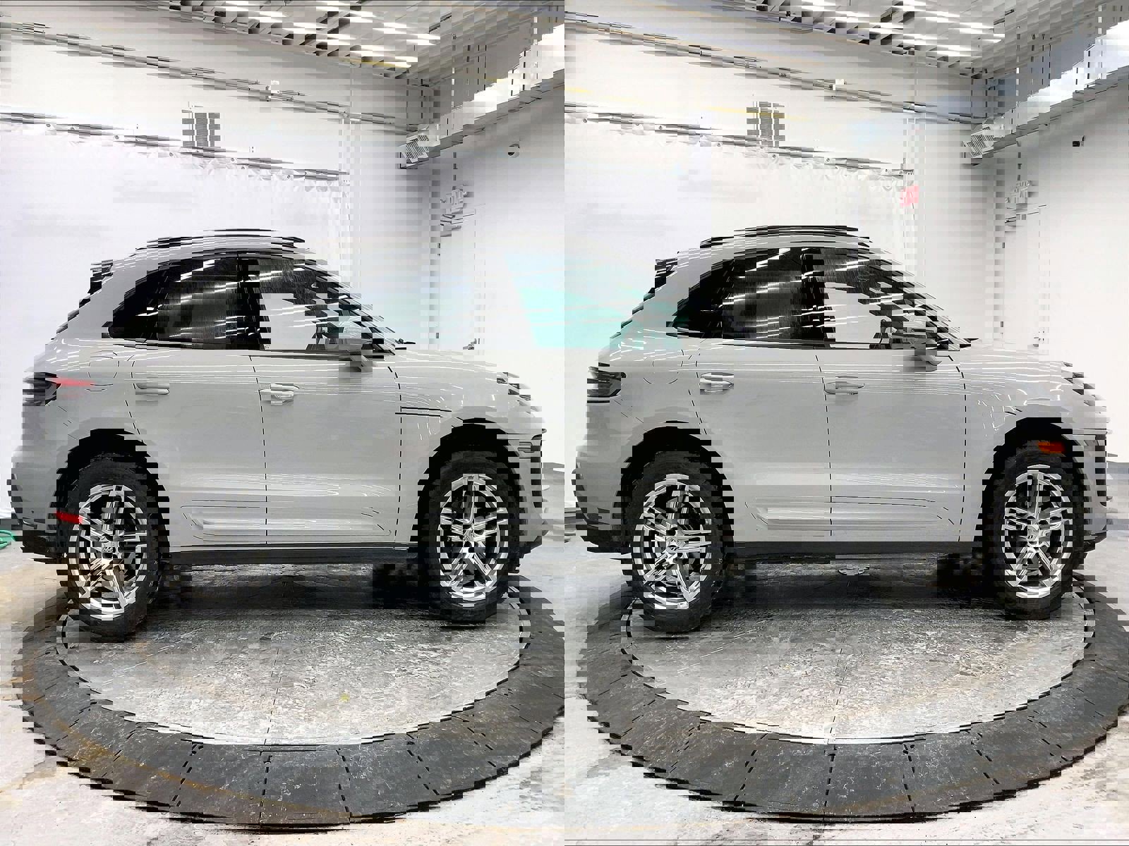 Certified 2025 Porsche Macan image 8