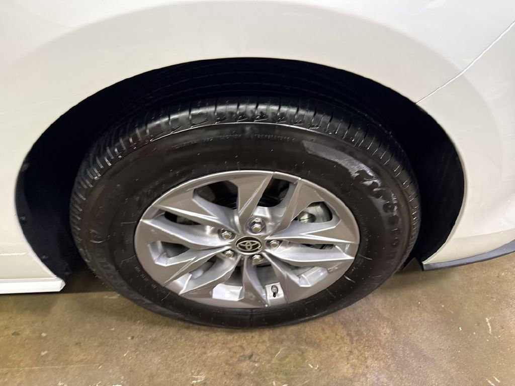 Used 2024 Toyota Sienna XLE image 18