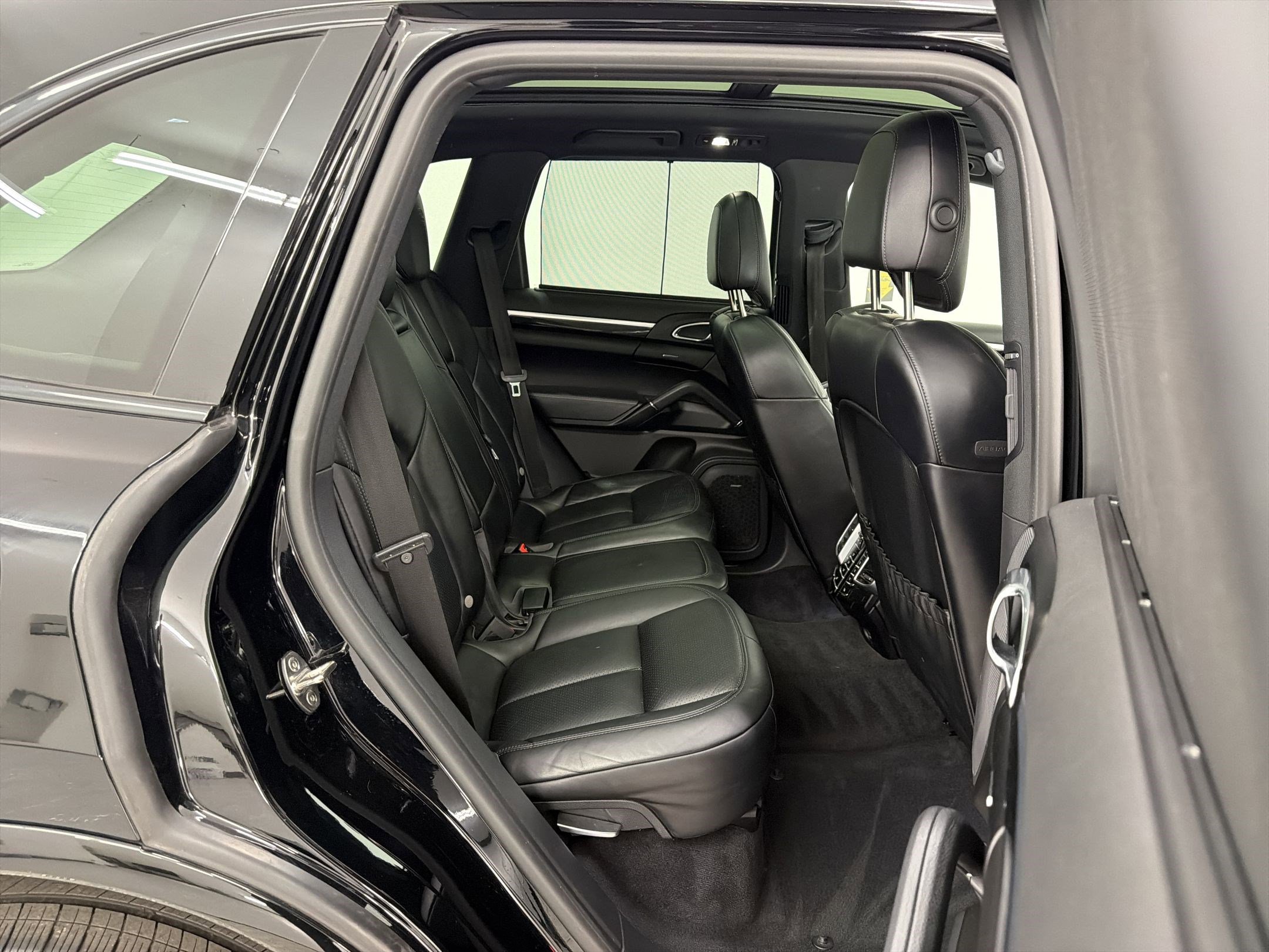 Used 2017 Porsche Cayenne AWD/4WD image 28