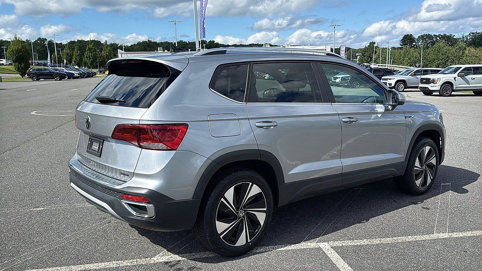 Used 2023 Volkswagen Taos SE w/ Panoramic Sunroof Package AWD/4WD image 5