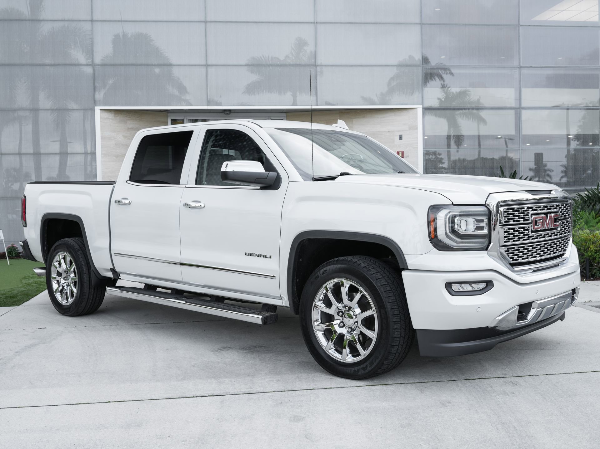 Used 2016 GMC Sierra 1500 Denali w/ Enhanced Driver Alert Package AWD/4WD image 3
