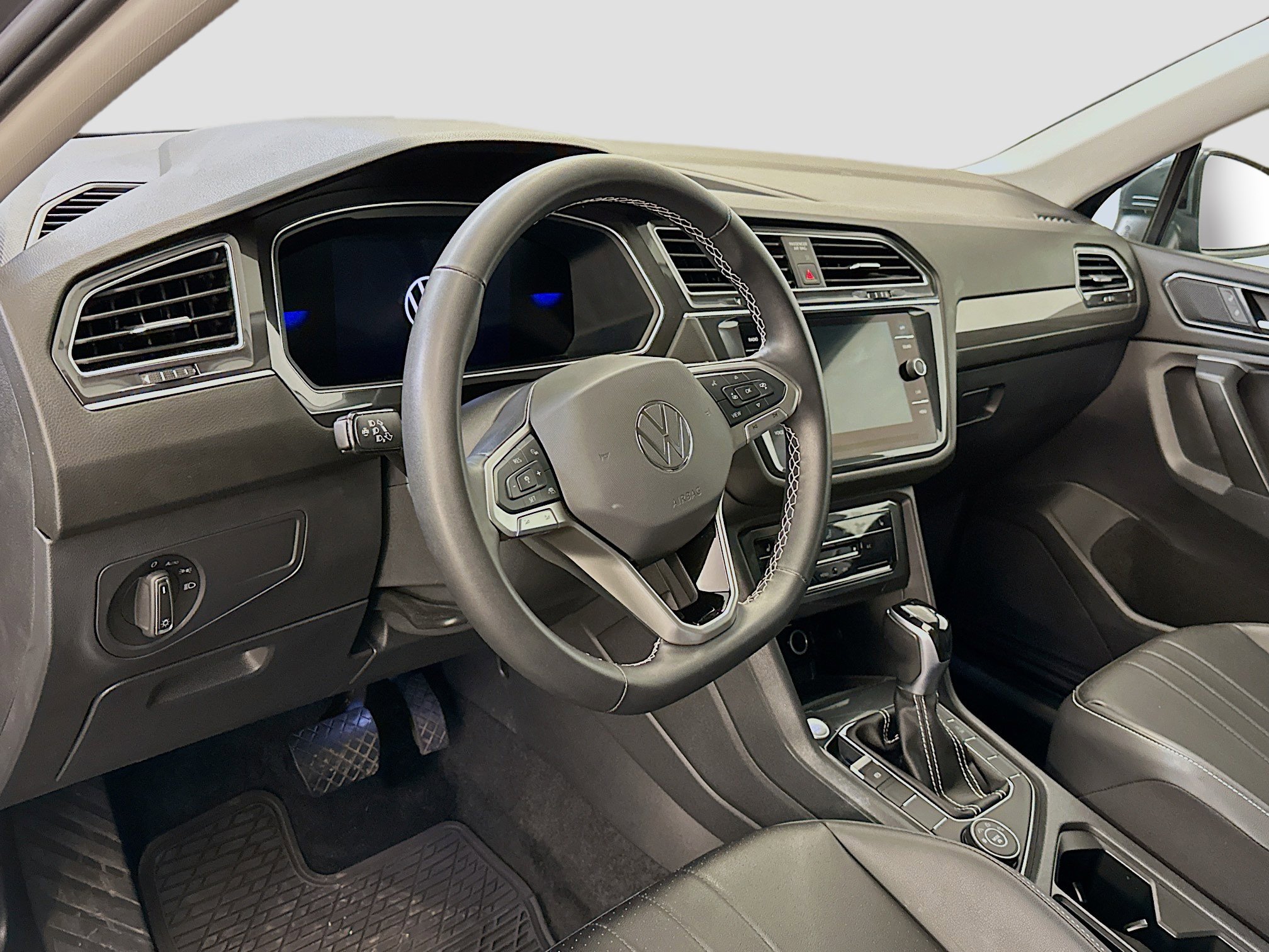 Used 2024 Volkswagen Tiguan SE w/ MDO Package, Two-Row image 18