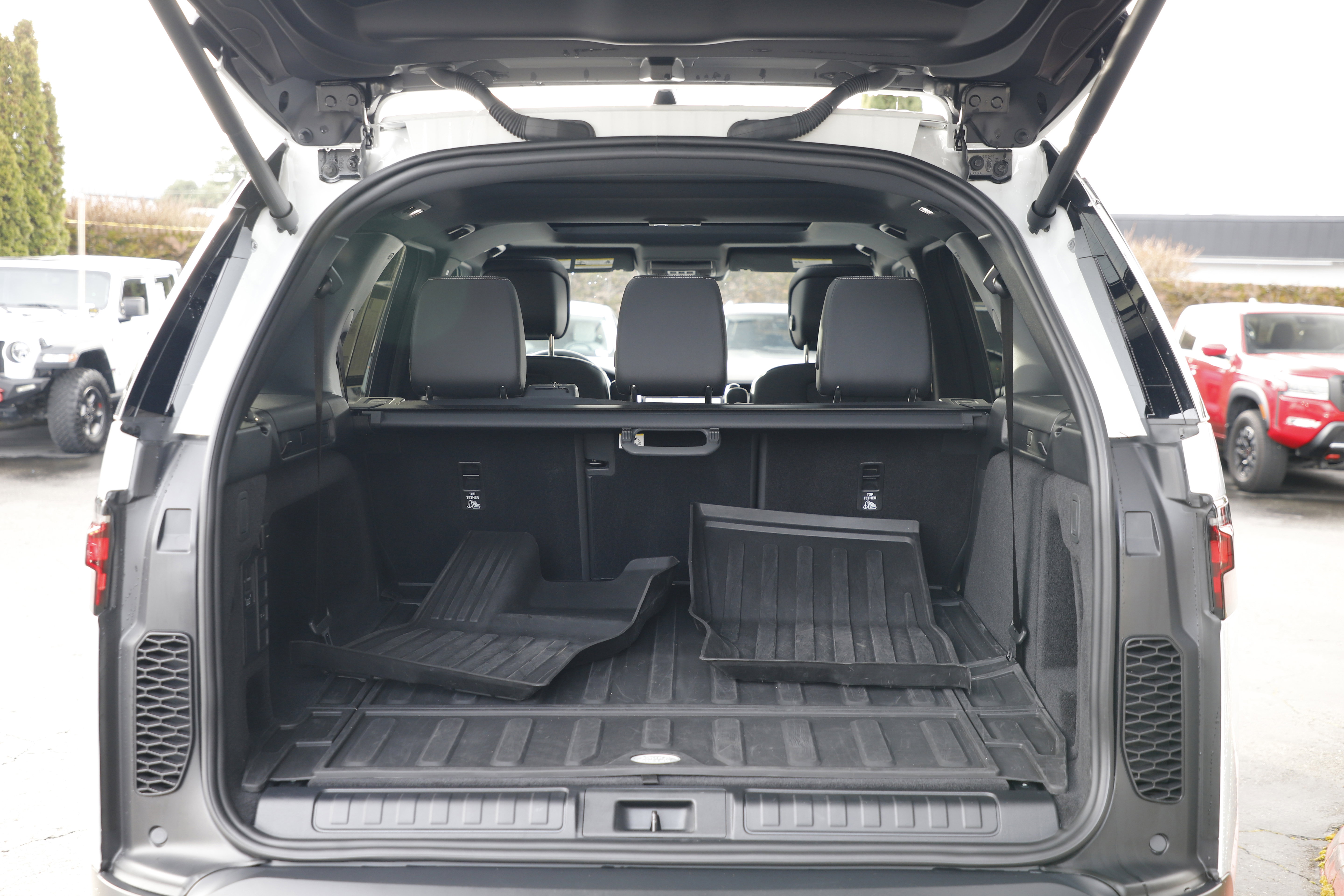 Certified 2025 Land Rover Discovery S image 16