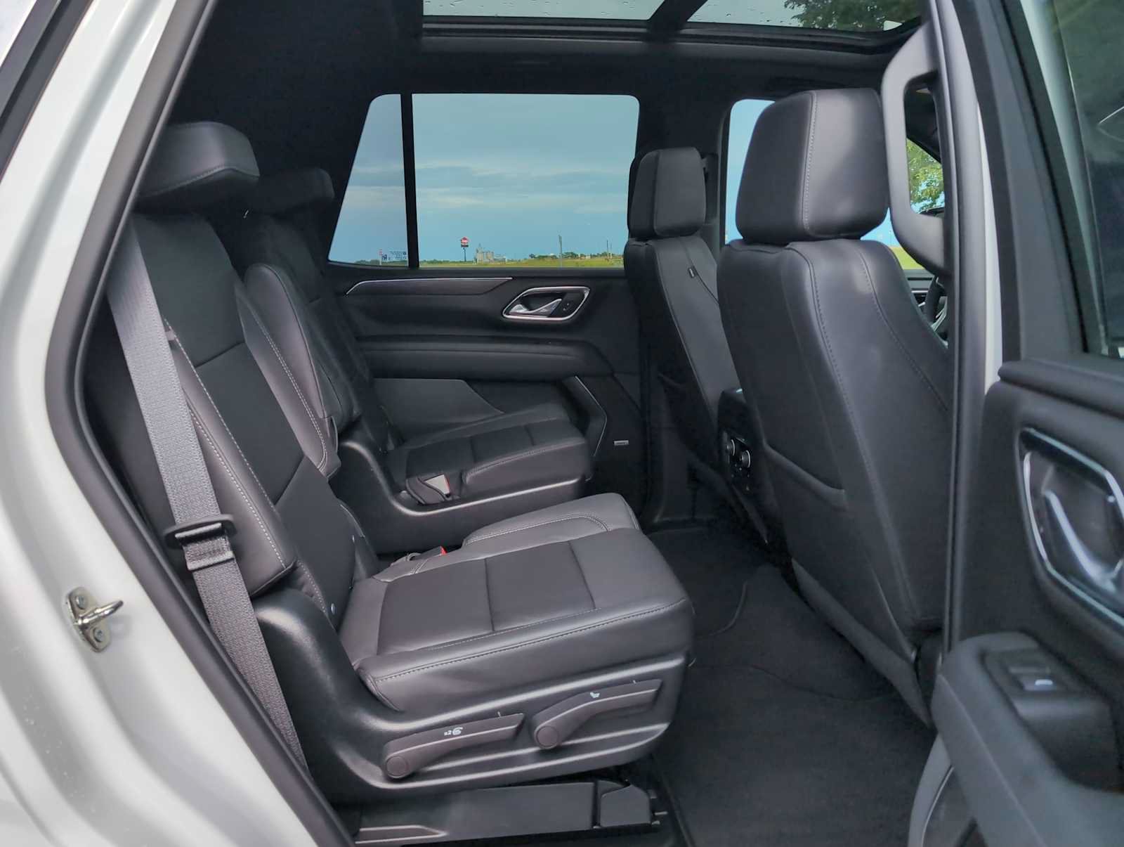 Used 2023 Chevrolet Tahoe LT w/ Luxury Package AWD/4WD image 32