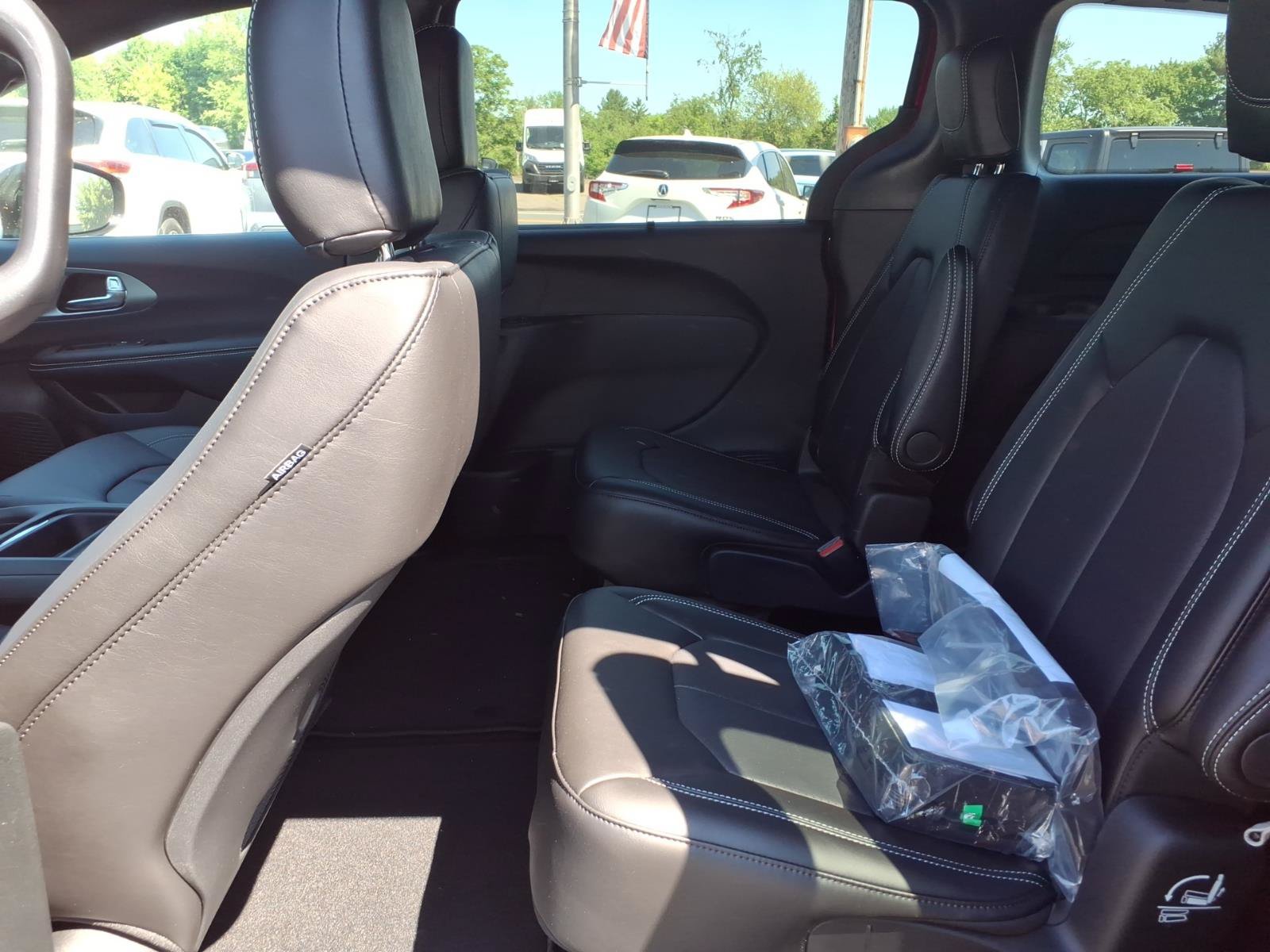 New 2027 Chrysler Pacifica Select FWD image 7