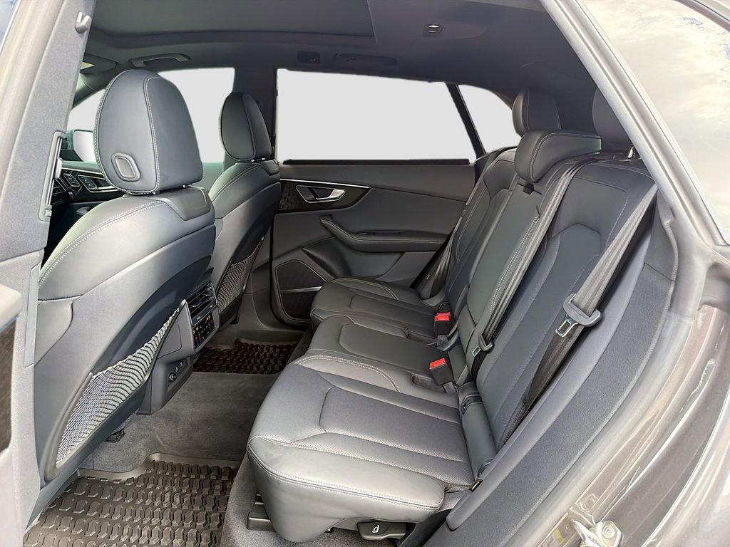 Used 2025 Audi Q8 Prestige image 25