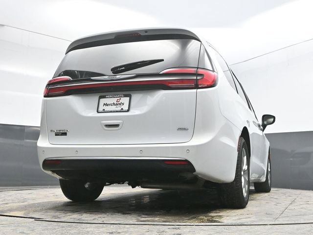 Used 2023 Chrysler Pacifica Touring-L image 29
