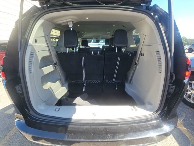 Used 2024 Chrysler Pacifica Touring-L FWD image 16