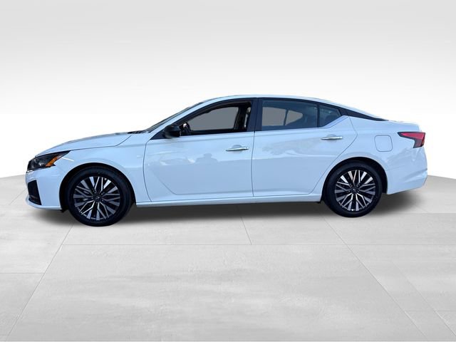 Used 2025 Nissan Altima 2.5 SV FWD image 2