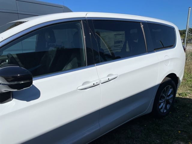 New 2026 Chrysler Pacifica Select image 3