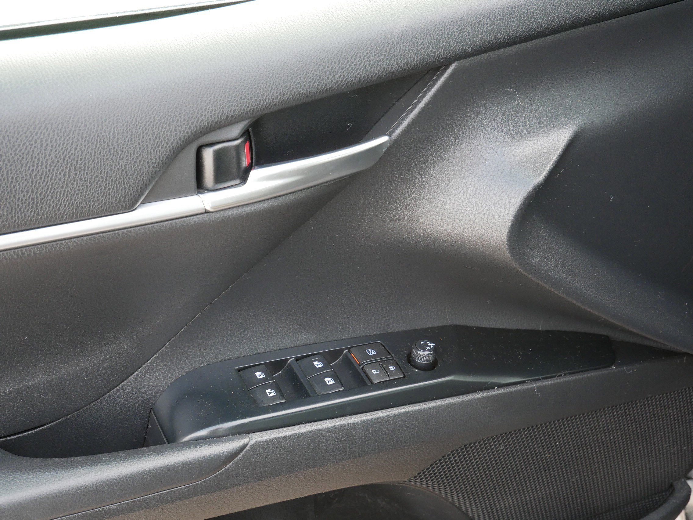 Used 2020 Toyota Camry SE image 18