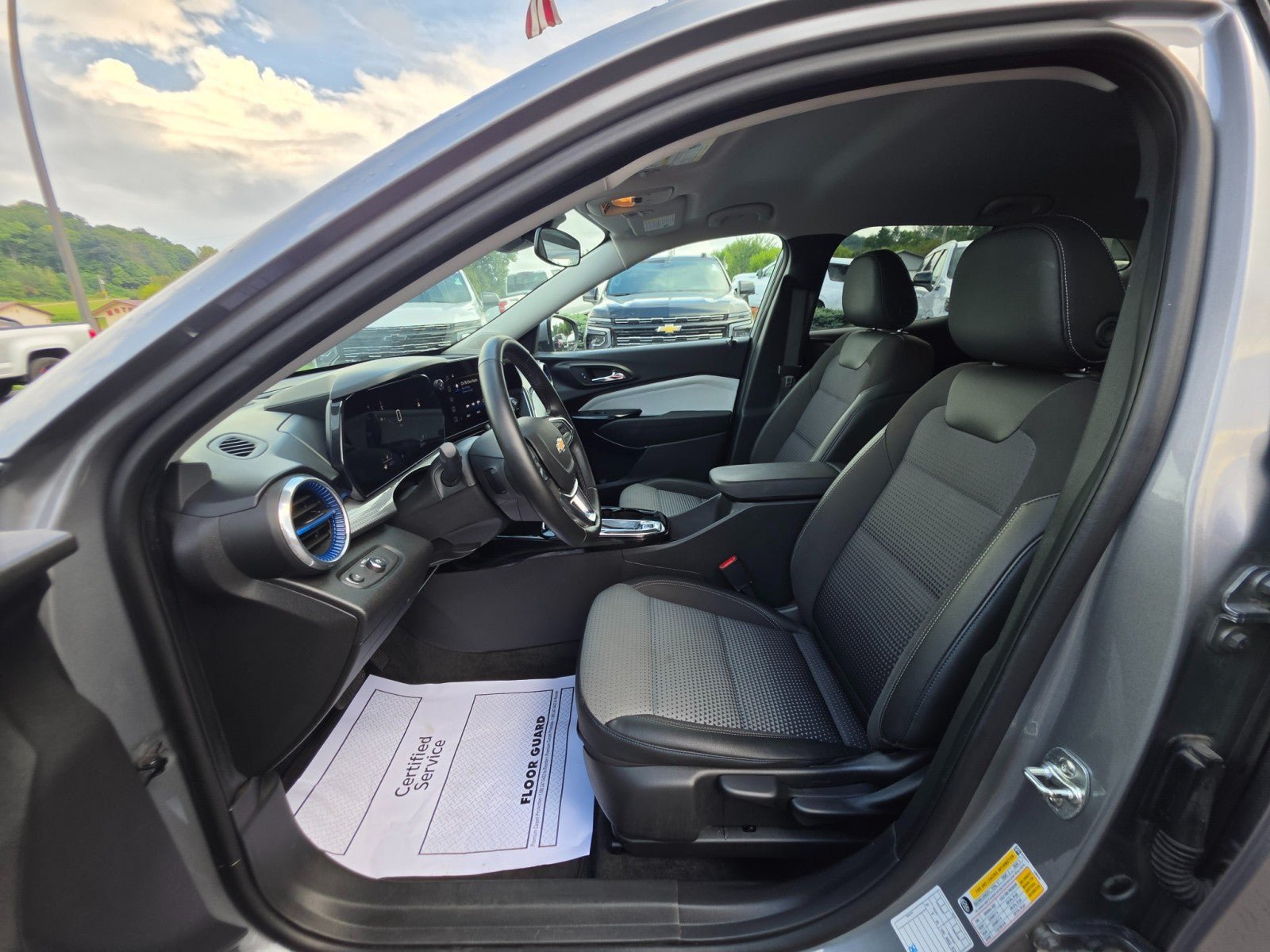 Used 2025 Chevrolet Trax LT w/ LT Convenience Package FWD image 27