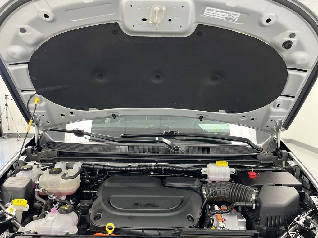 Used 2024 Chrysler Pacifica Premium image 13