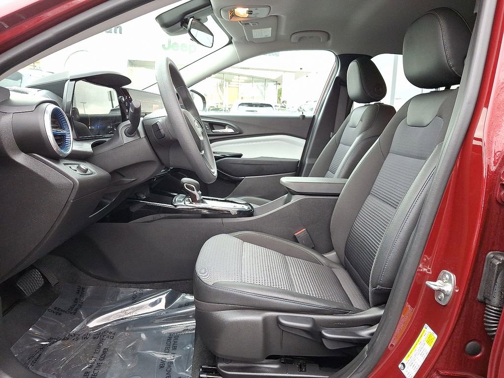Used 2025 Chevrolet Trax LT image 13