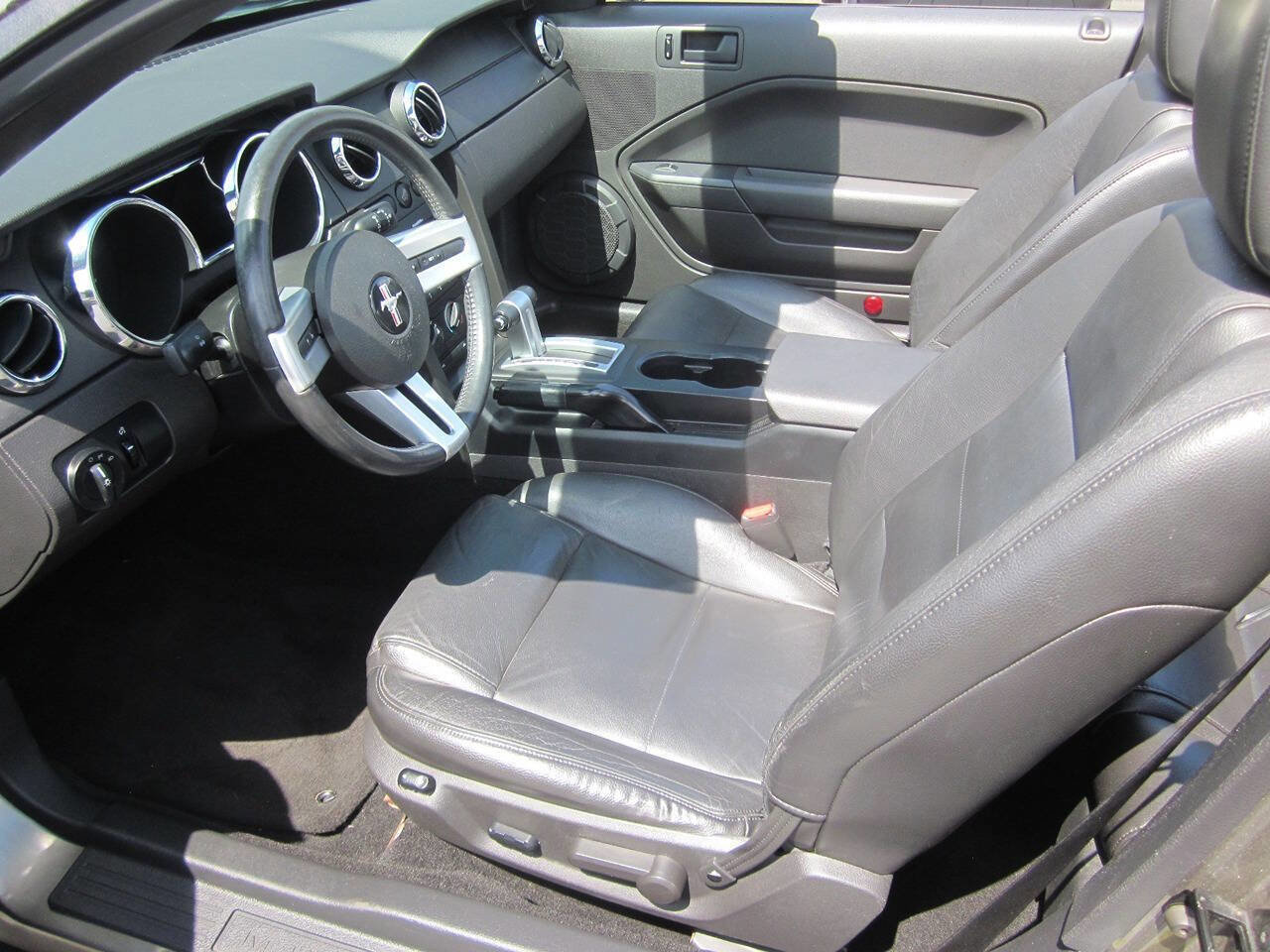 Used 2005 Ford Mustang Premium image 11