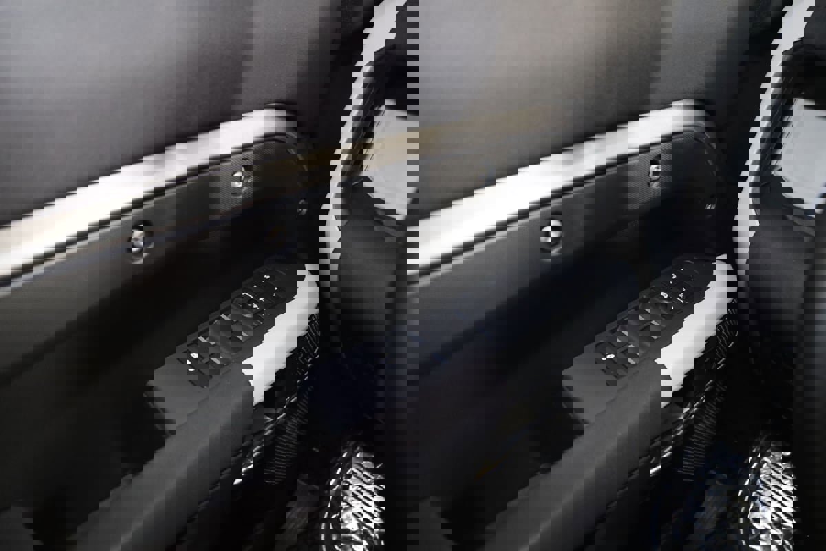 Used 2023 Land Rover Defender 110 SE image 35