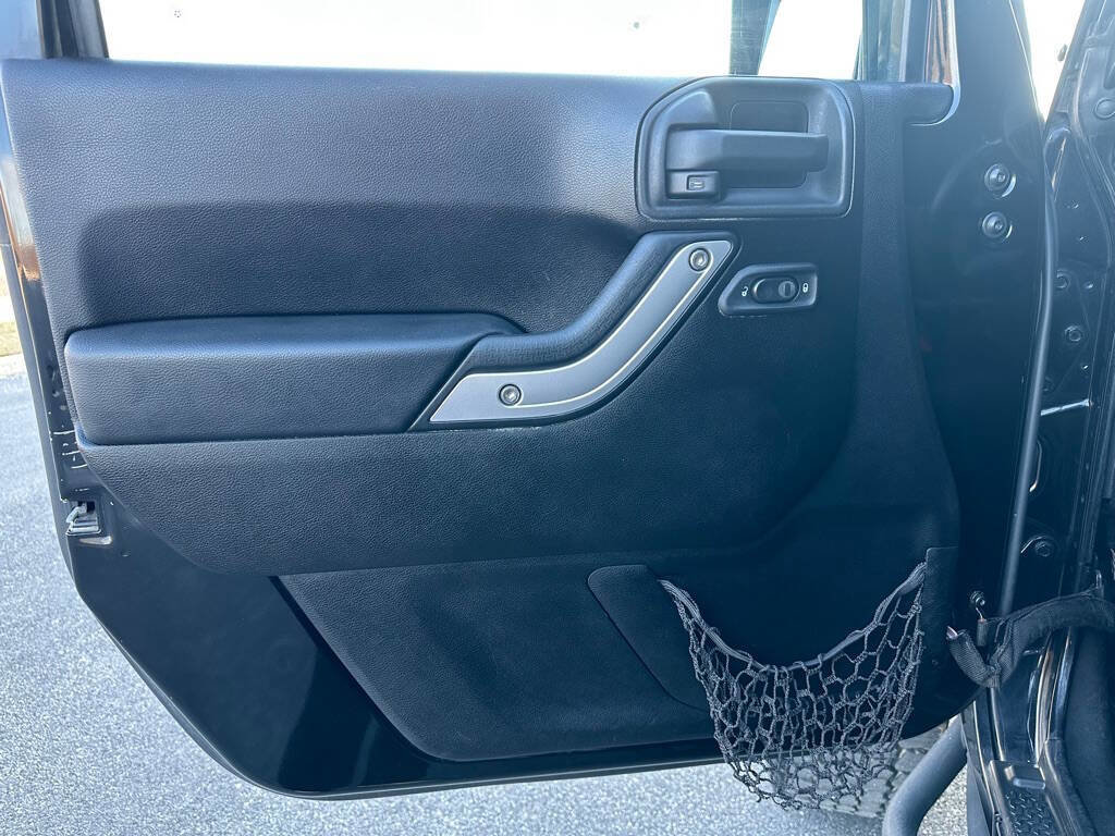 Used 2012 Jeep Wrangler Unlimited Rubicon w/ Dual Top Group image 9