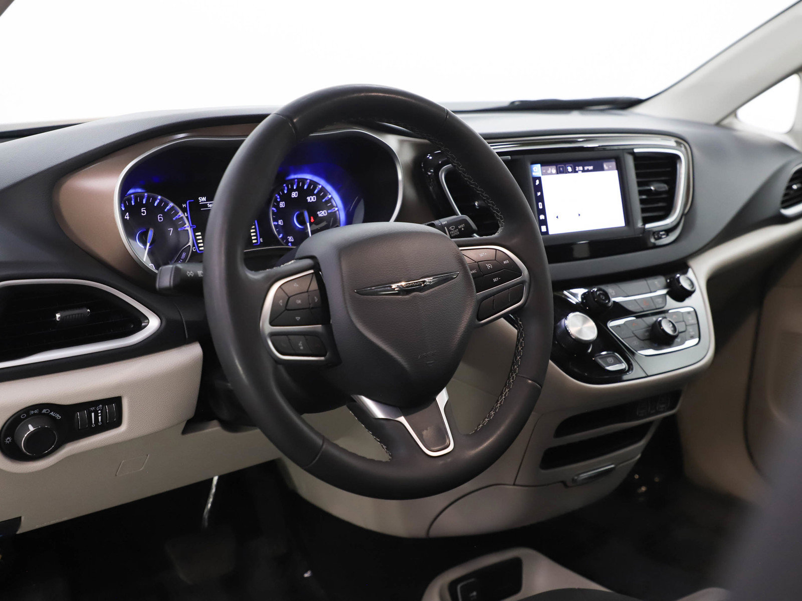 Used 2024 Chrysler Voyager LX image 16