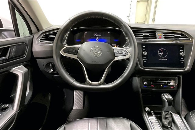 Used 2024 Volkswagen Tiguan SE w/ Panoramic Sunroof Package FWD image 5