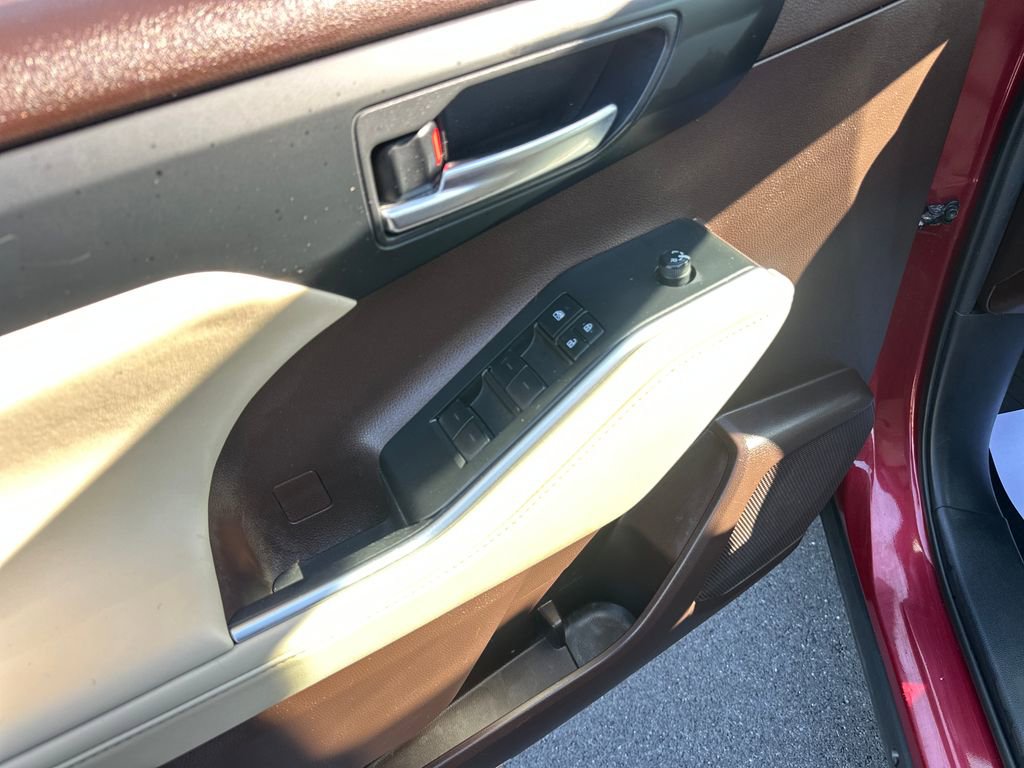 Used 2020 Toyota Highlander XLE AWD/4WD image 15