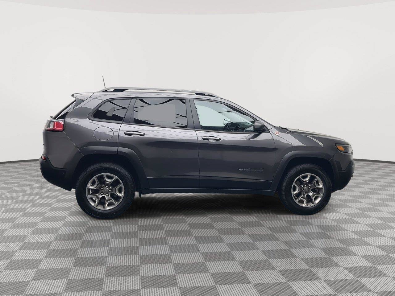 Used 2019 Jeep Cherokee Trailhawk AWD/4WD image 40