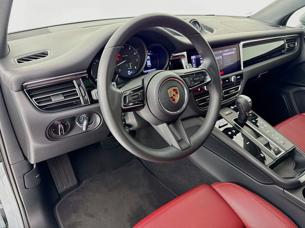 Certified 2025 Porsche Macan image 4