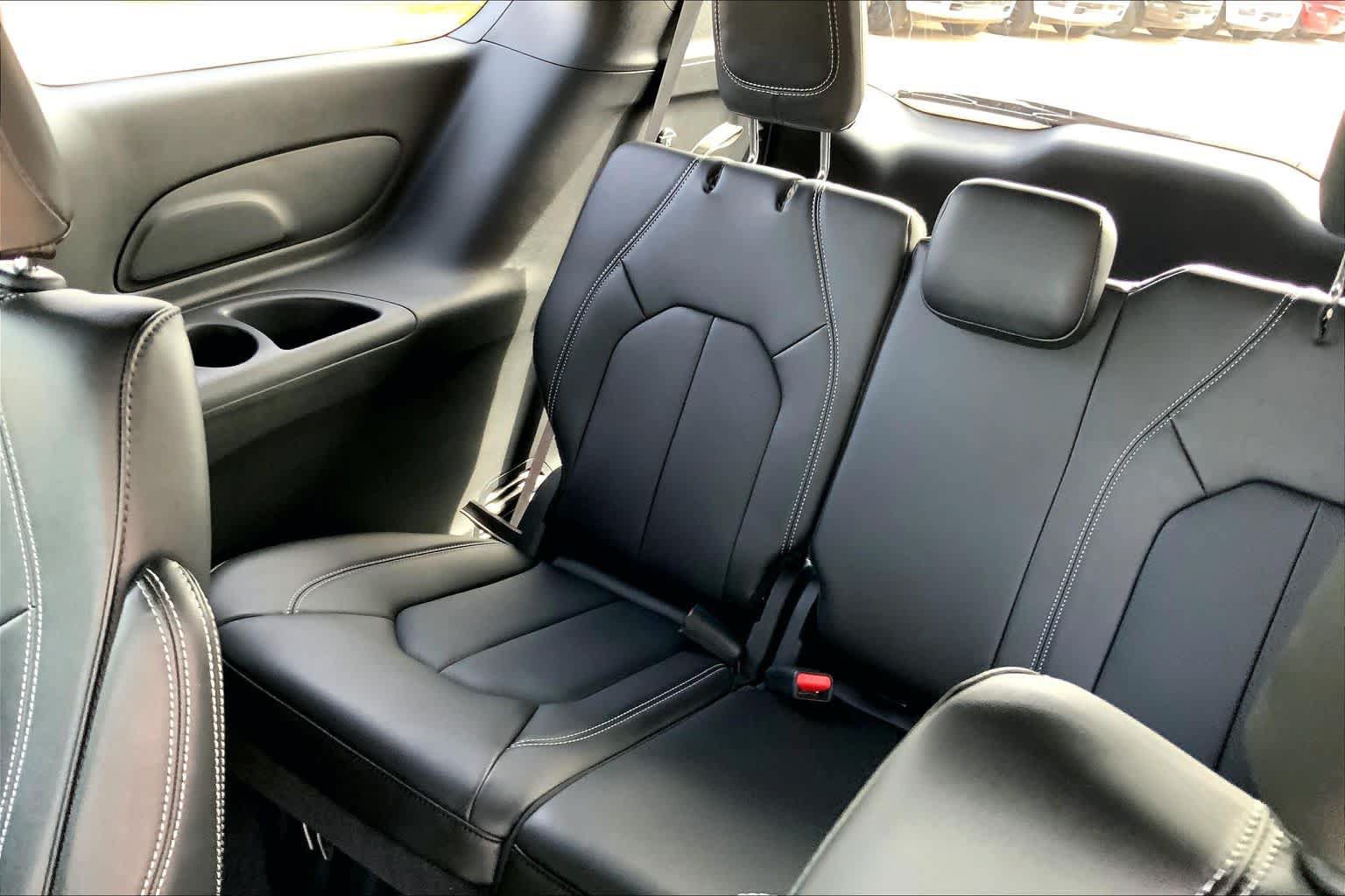 New 2026 Chrysler Pacifica Select FWD image 16