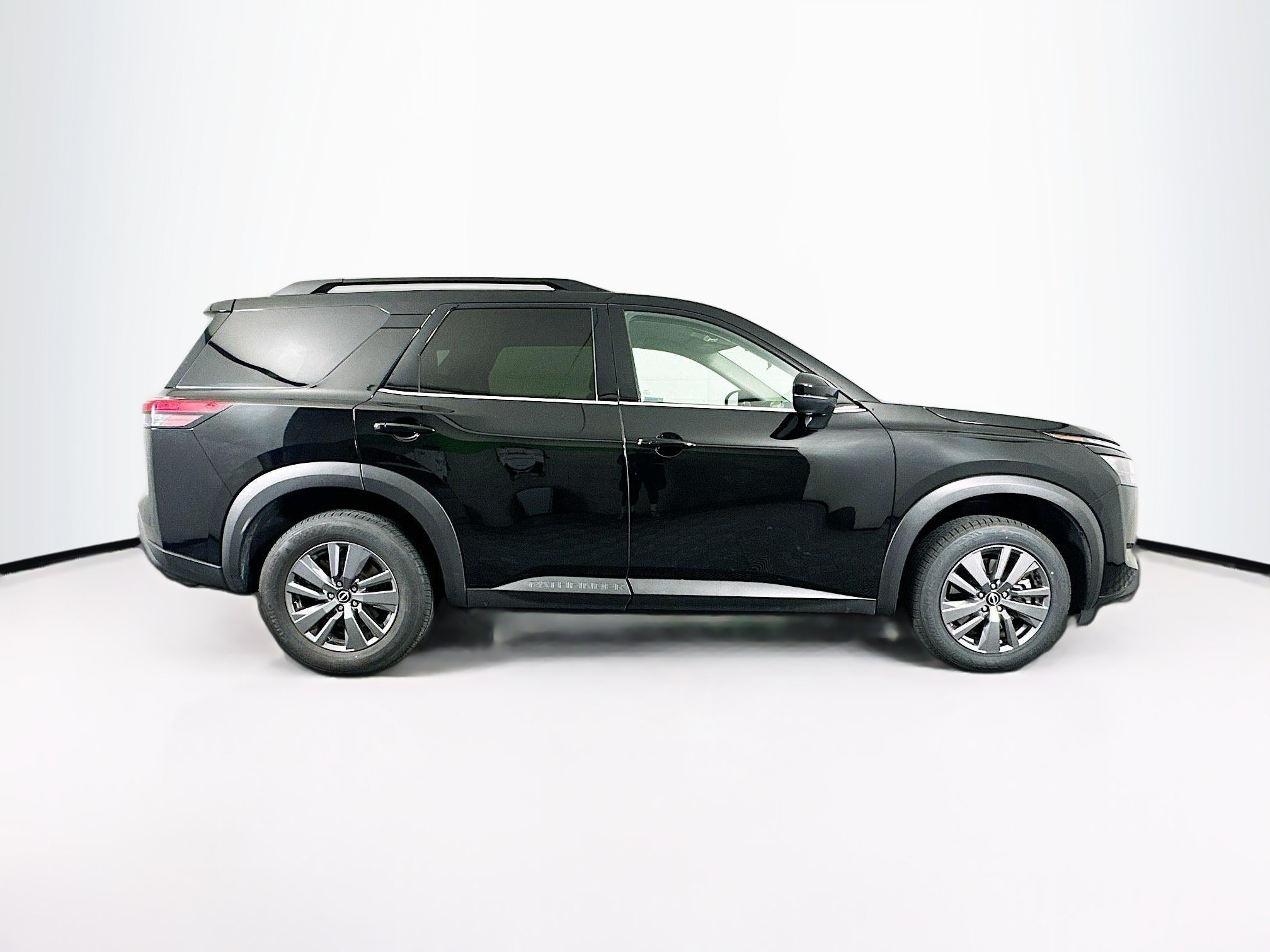 Used 2025 Nissan Pathfinder SV FWD image 10
