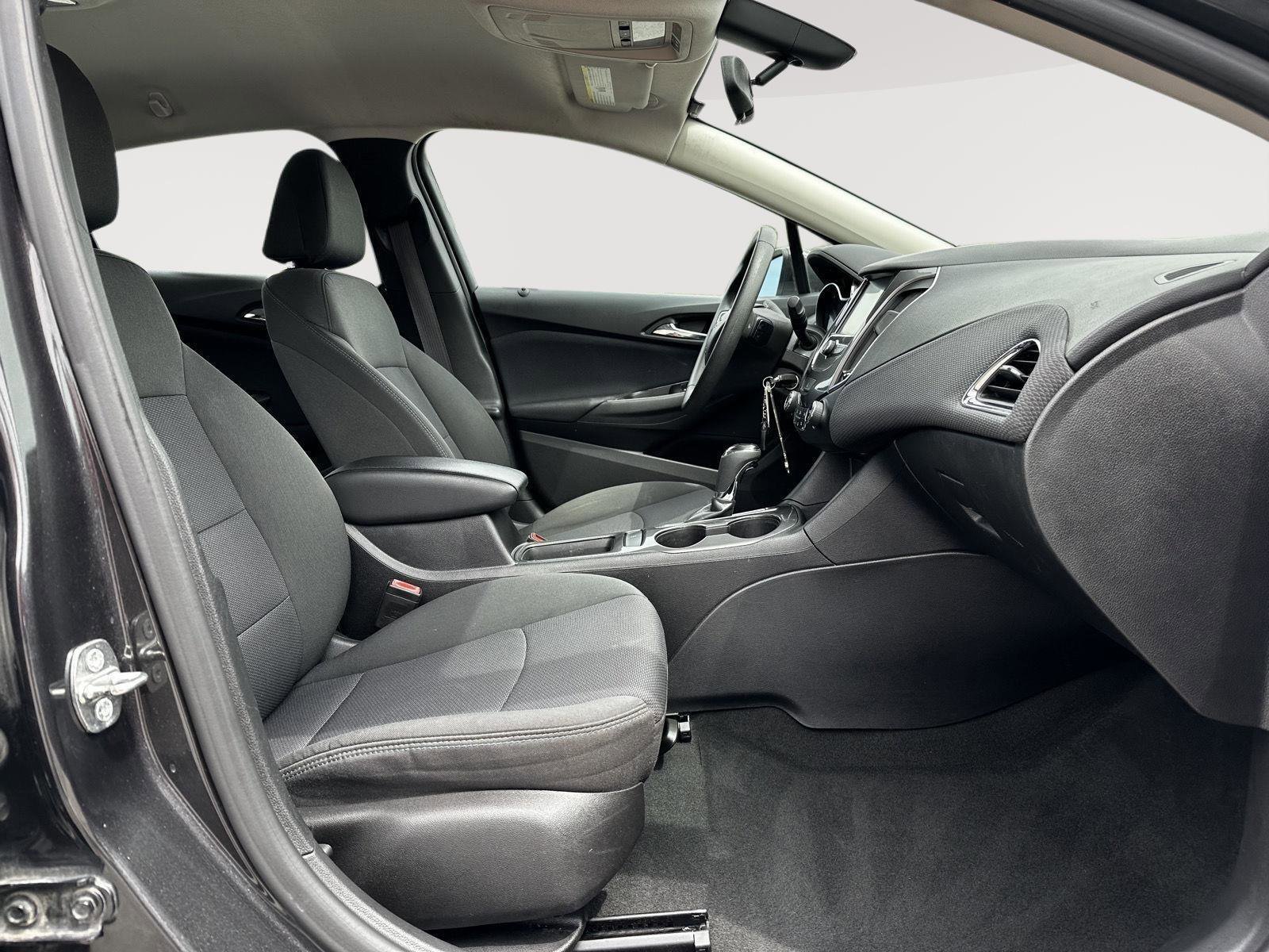 Used 2017 Chevrolet Cruze LT FWD image 23