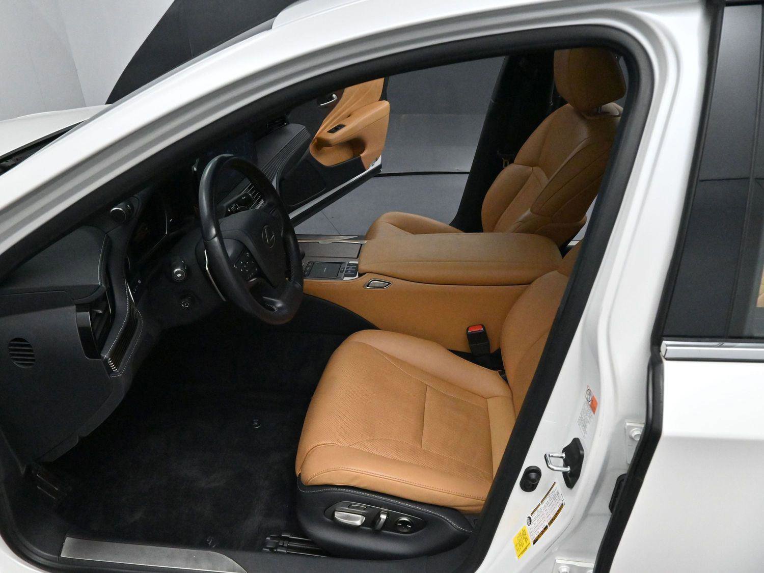 Used 2022 Lexus LS 500 w/ Accessory Package (Z1) image 12