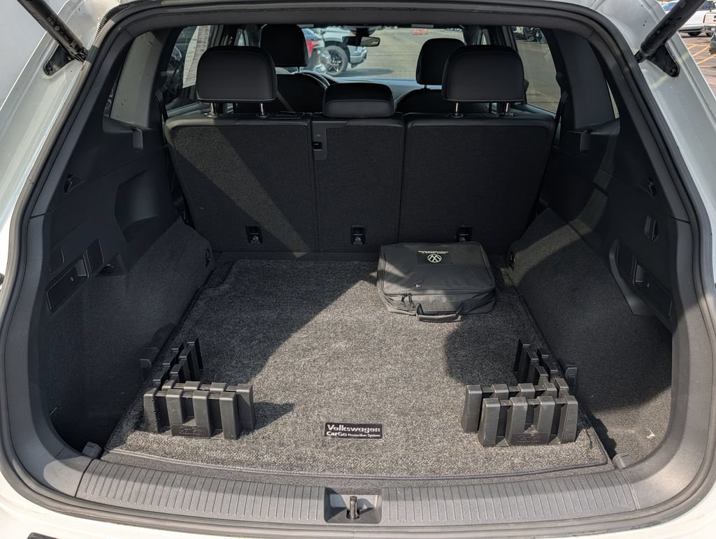 Used 2023 Volkswagen Tiguan SE R-Line AWD/4WD image 9