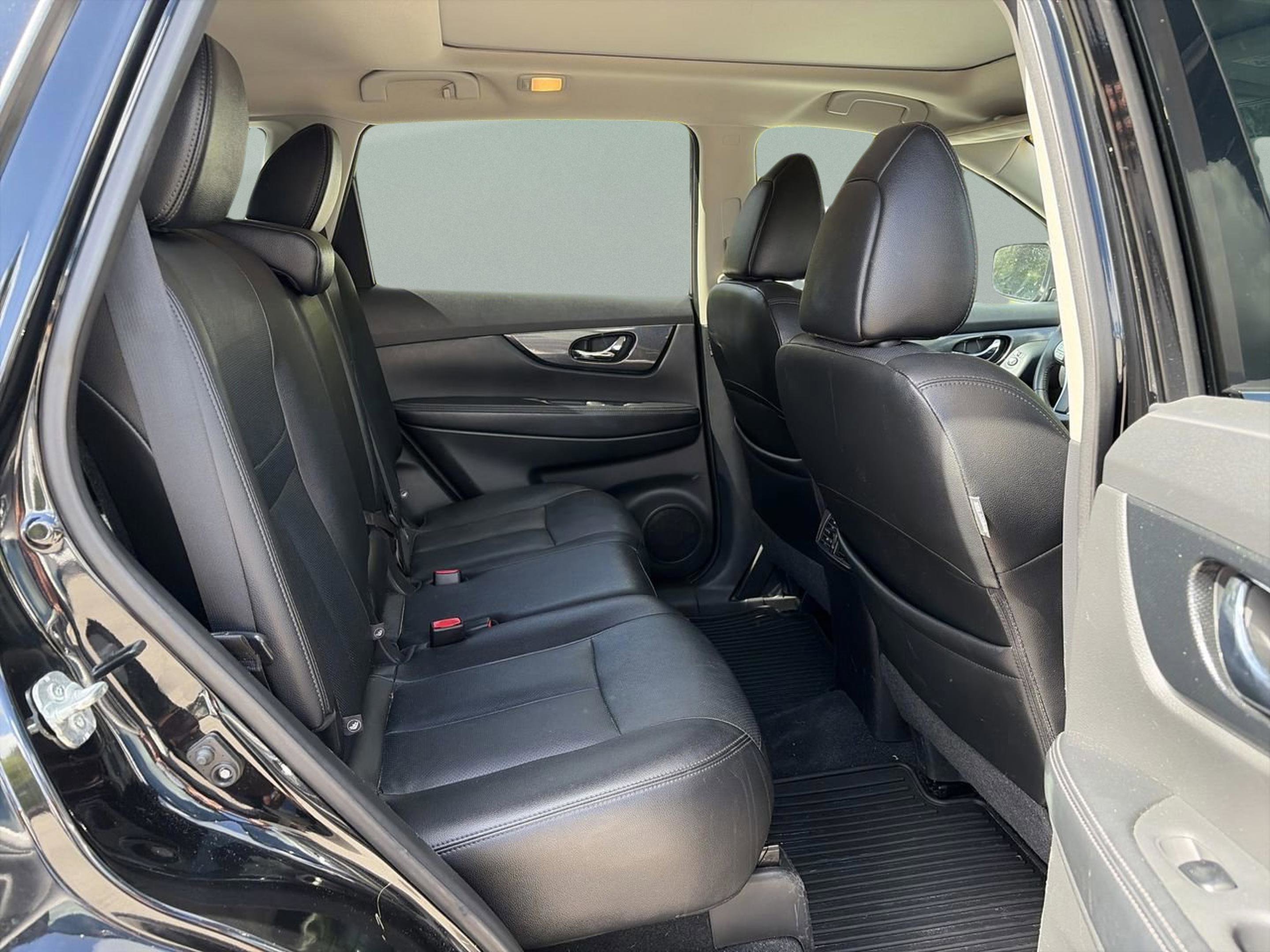 Used 2016 Nissan Rogue SL w/ SL Premium Package FWD image 16