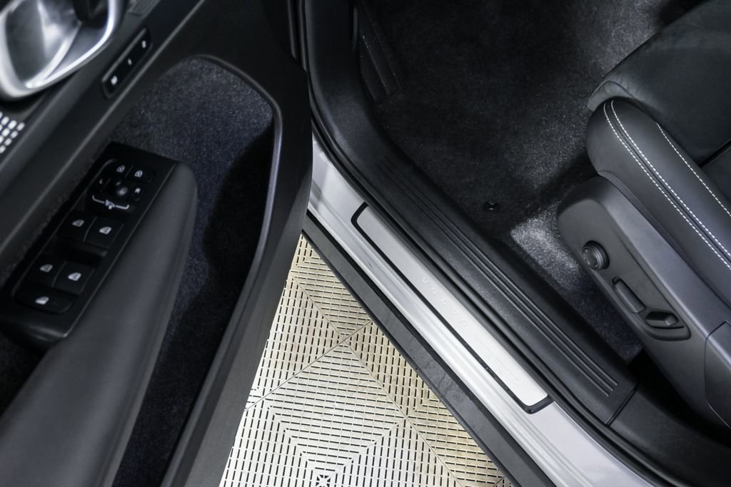 Certified 2025 Volvo XC40 B5 Plus image 9