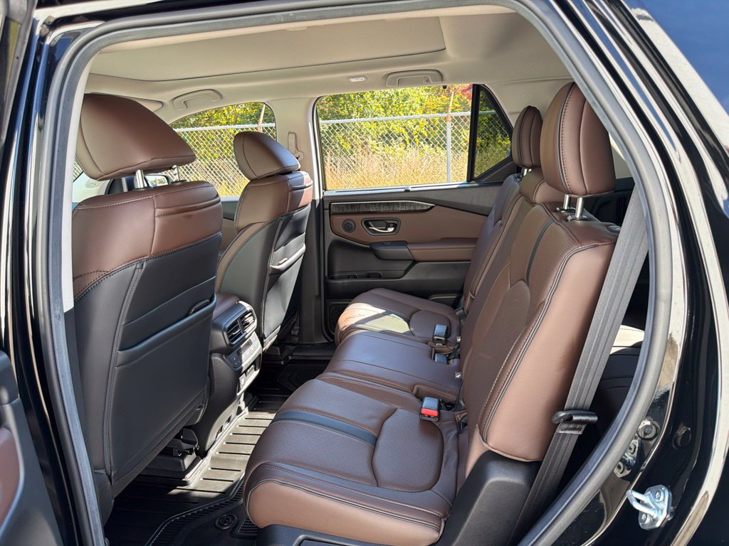 Used 2025 Honda Pilot Elite image 21