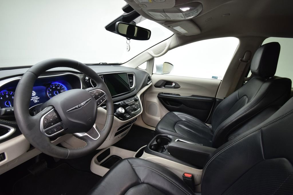 Used 2022 Chrysler Pacifica Touring-L image 11