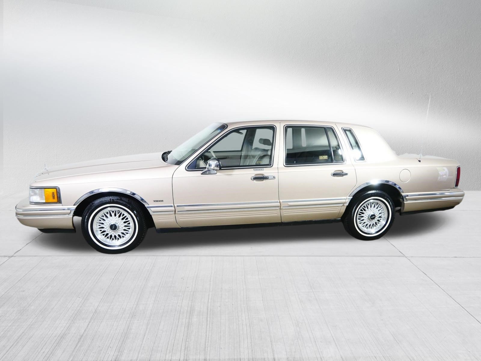Used 1993 Lincoln Town Car Signature RWD image 4