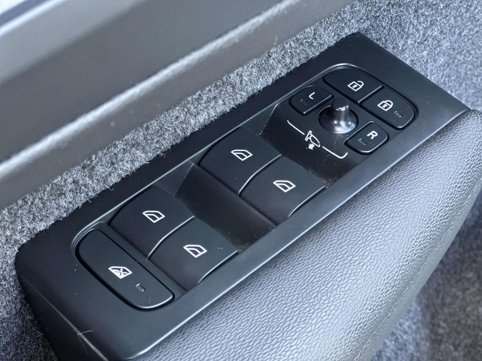 Used 2023 Volvo XC40 B5 Plus w/ Driver Assist Package image 21